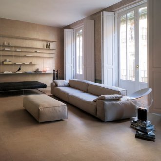 Wohnzimmer mit zwei Fenstern und Fensterläden