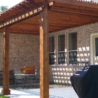 Girişin üzerindeki Pergola güneşliği