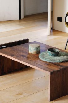 Mesa de nogueira na sala de estar