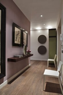Étagères sur le mur dans le couloir