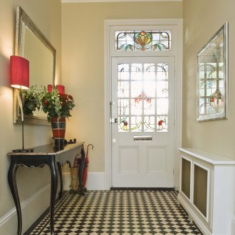 Miroirs sur le mur dans le couloir