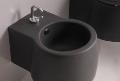 Čierna toaleta s bidetom