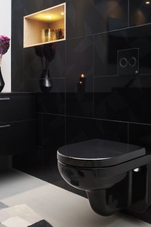 Siyah tuvalet içinde bu banyo