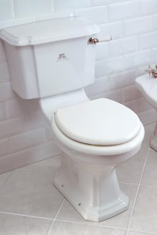 Wc obliquo in stile classico