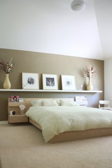 Fotos em uma moldura de madeira sobre a cama no quarto
