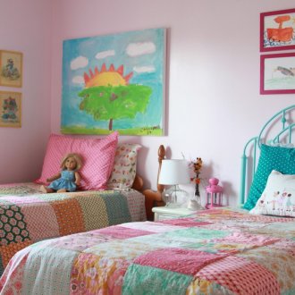 Pinturas infantis sobre a cama no quarto