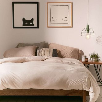 Duas pinturas sobre a cama no quarto