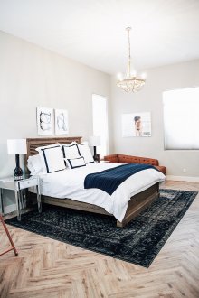 Pinturas ecológicas sobre a cama no quarto