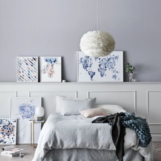 Pintura azul sobre a cama no quarto