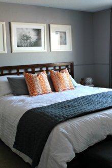 Pinturas quadradas sobre a cama