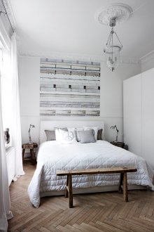 Pinturas sobre uma cama loft