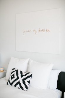 Fotos sobre a cama com as inscrições