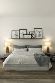 Pinturas em uma prateleira acima da cama