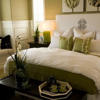 Imagem verde acima da cama no quarto