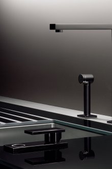 Schwarzer Wasserhahn