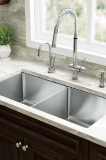 Lavello in acciaio inox con piano in pietra