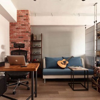 Loft masa üzerinde metal bir çerçeve