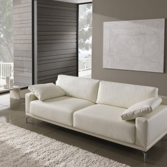 Yüksek teknoloji ürünü bir oturma odasında minimalist beyaz kanepe