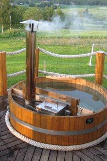 Font für ein Bad aus Holz