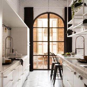 Beyaz loft tarzı mutfak