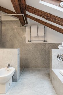 Çatı katındaki stüdyoda banyo