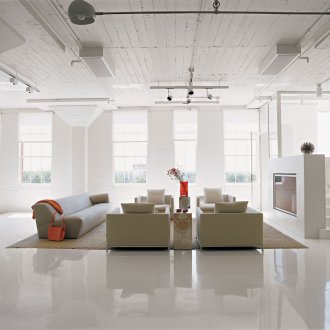 Weißes Loft-Interieur