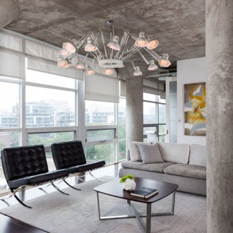 Panoramafenster im Loft-Wohnzimmer