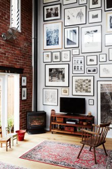 Loft-Stil Wohnzimmer mit hoher Decke