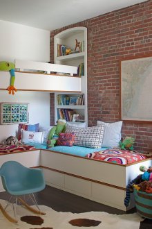 Pared de ladrillo en la guardería en el estilo loft
