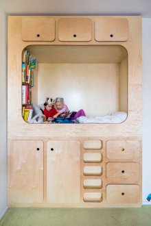 Muebles empotrados en la guardería en estilo loft