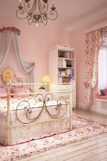 Floral curtains and plain canopy in the bedroom in the style of provence