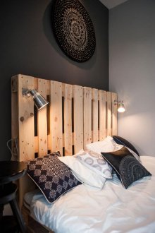 Loft bed with pallet headboard