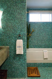 Colocación de azulejos en la pared.