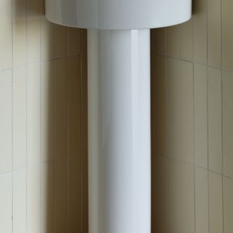 Köşe lavabo bir kaide üzerinde