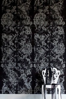 Dark wallpaper in the interior