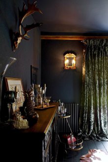 Dark walls in the interior