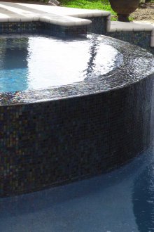 Piastrella nera per la piscina