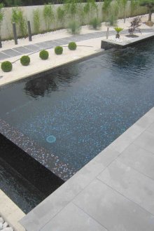 Piastrella scura per la piscina