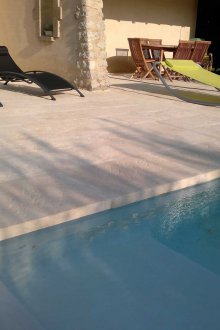 Piastrella per la piscina di una casa di campagna