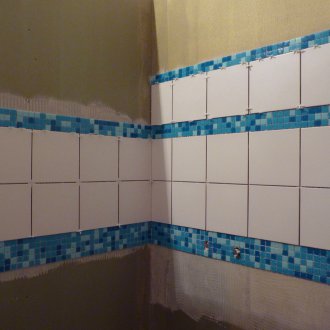 Posa di piastrelle ceramiche su muro a secco