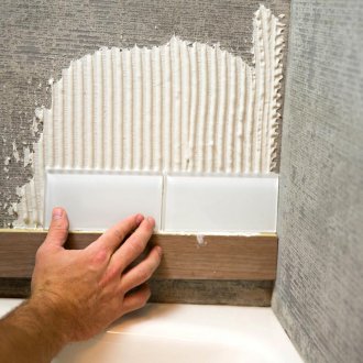 Posa di piastrelle di vetro su cartongesso