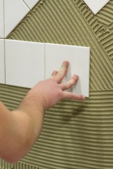 Posa di piastrelle su muro a secco