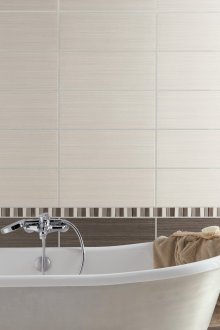 Posa di piastrelle su muro a secco in bagno