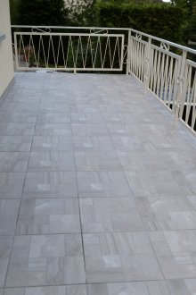 Taş taklit ile bir balkon döşeme