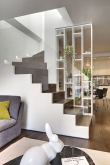 Salon ve mutfağın imarında raflar ve merdivenler