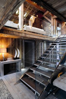 Escalier avec garde-corps en verre dans le chalet