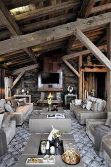 Canapé gris dans un chalet
