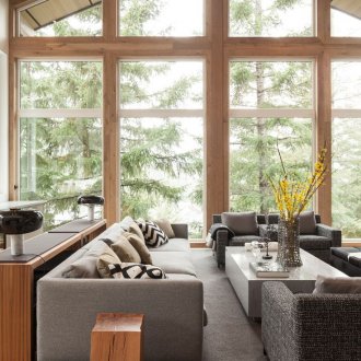 Intérieur lumineux du chalet