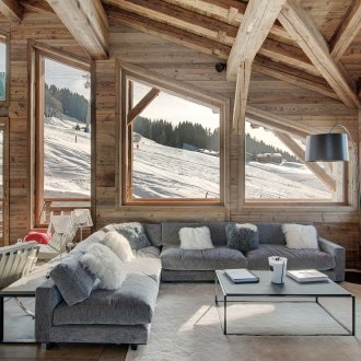 Canapé d'angle à l'intérieur du chalet