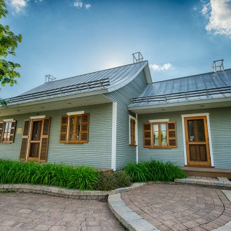 Evin girişinde flowerbed